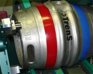 Coloured codification and advertising marking on a keg.